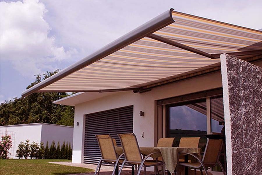 Estructura de toldo instalada sobre el patio de una vivienda