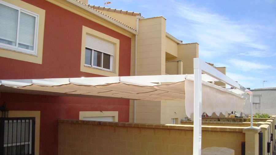 Toldo instalado sobre la fachada de una vivienda